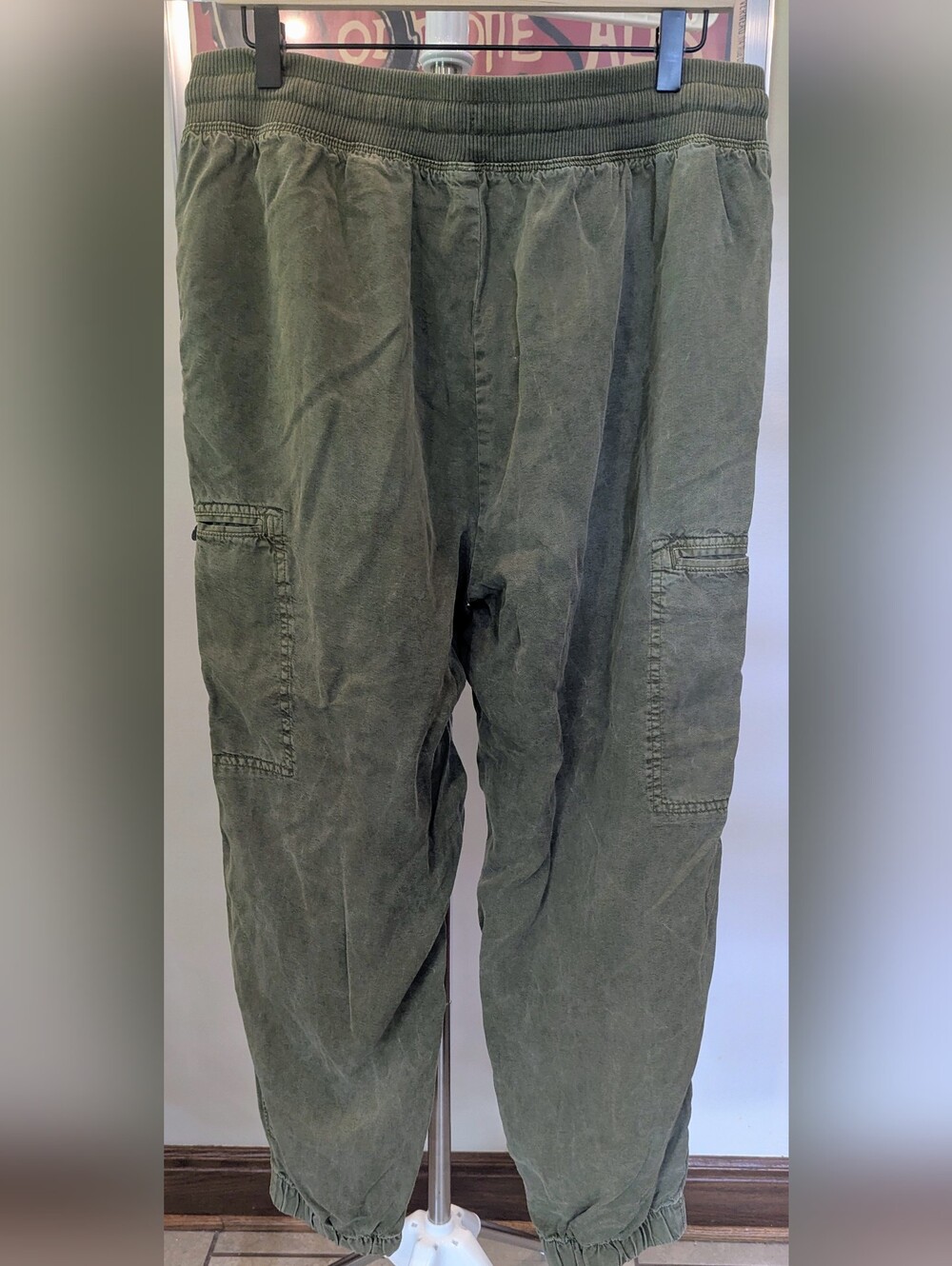 $22 Aerie Lightweight Cargo Joggers Olive Fun Green Utility Pants Size Large EUC - Picture 3 of 10